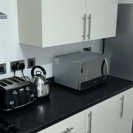 Lovely 1 Bed Apartment In Salford مانشستر المظهر الخارجي الصورة