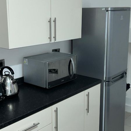 Lovely 1 Bed Apartment In Salford مانشستر المظهر الخارجي الصورة